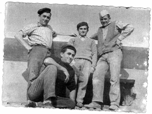 Master builder Alberto Maserati on site (first from the right)